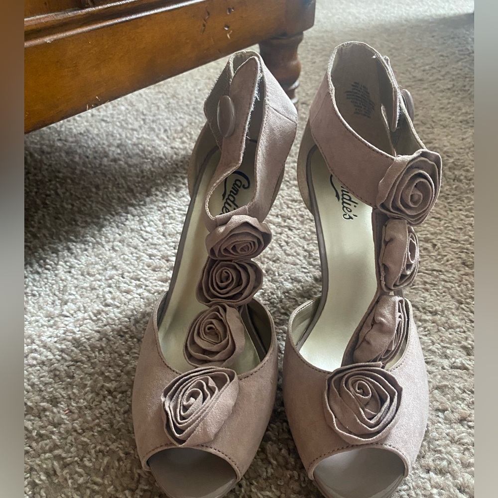 Blush Candies open toed heels with rosette design size 9